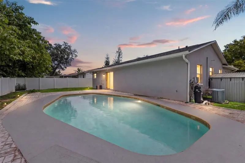 560 Robin Hill Cir, FL