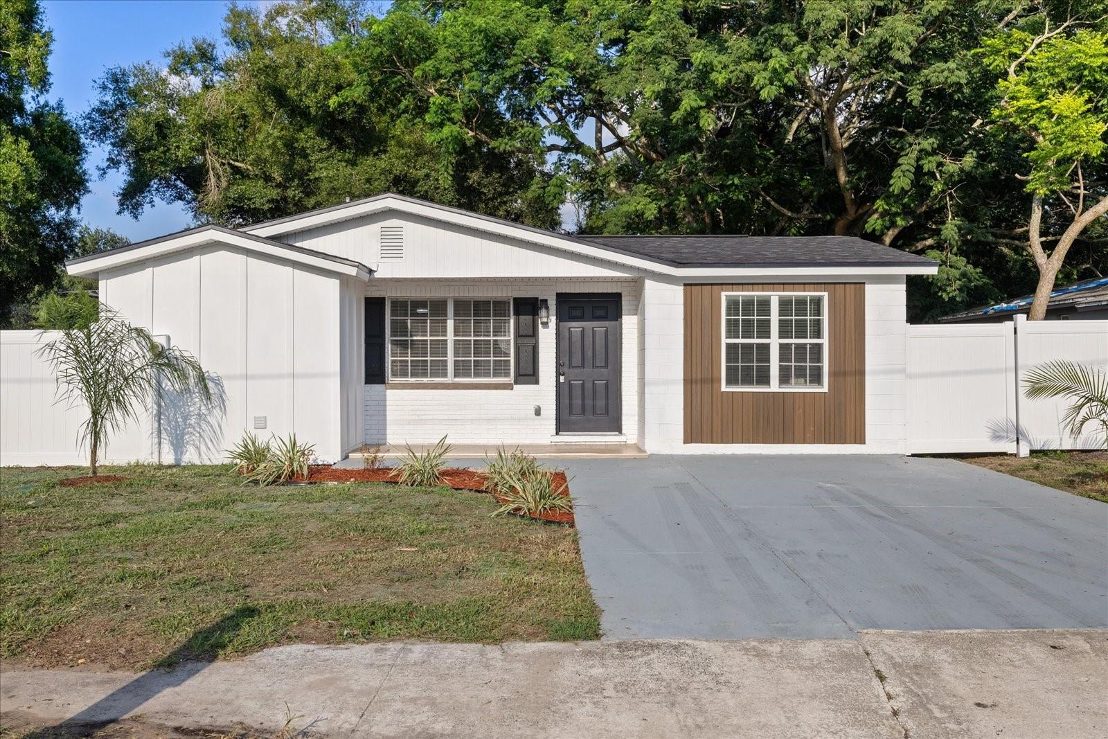 8711 N River Forest Cir, FL