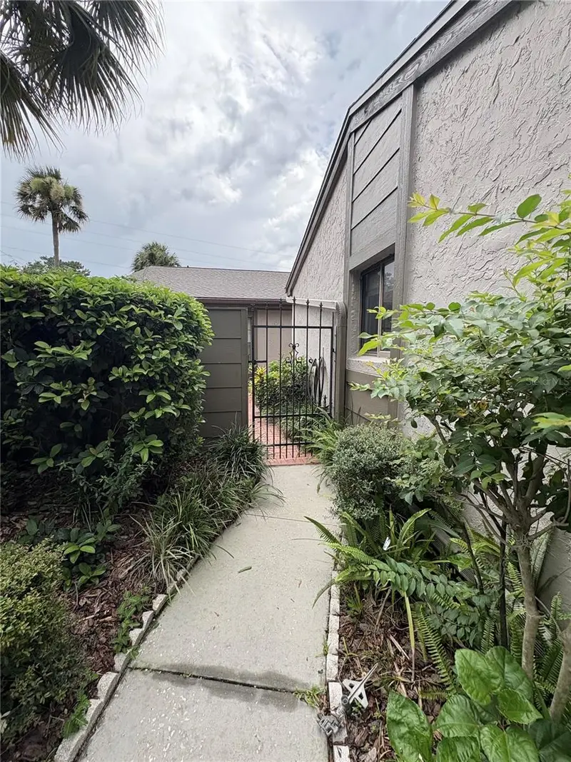 635 Woodridge Dr, FL