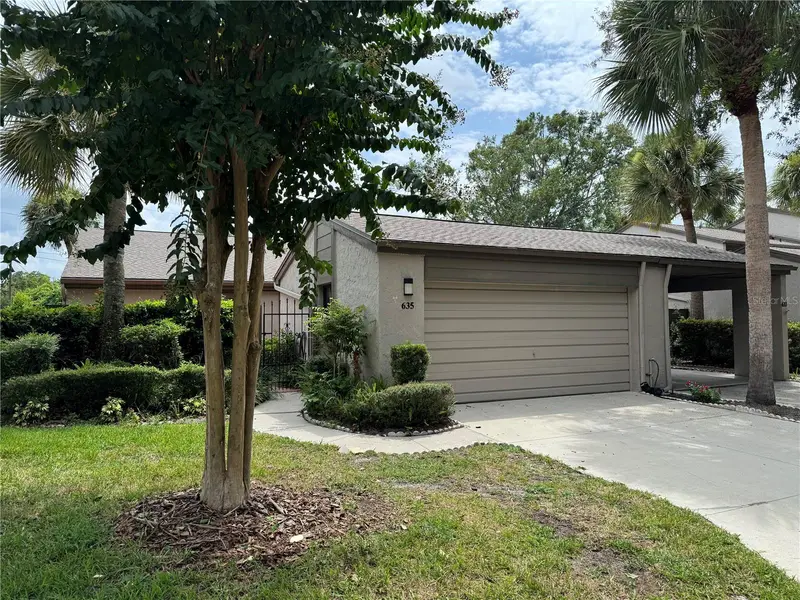 635 Woodridge Dr, FL