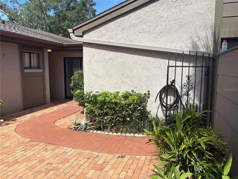 635 Woodridge Dr, FL