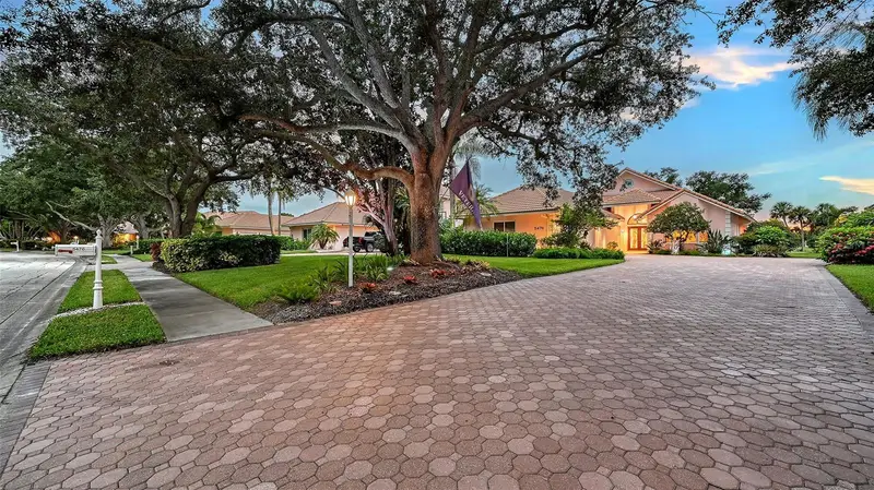 5476 Golf Pointe Dr, FL