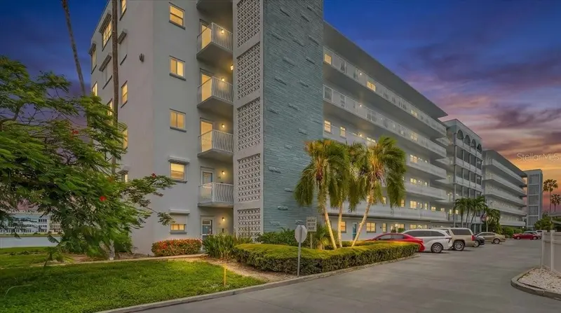 5925 Shore Blvd S #302, FL