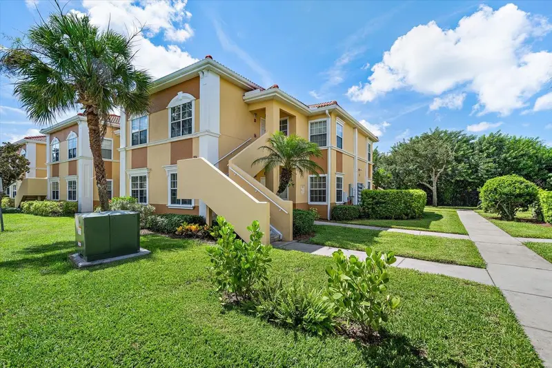 1010 Villagio Cir #104, FL