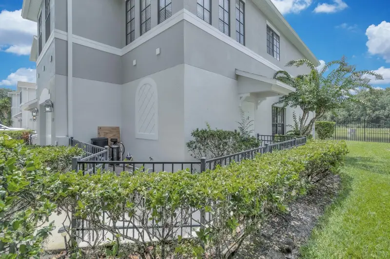 4210 Windsor Lake Cir, FL