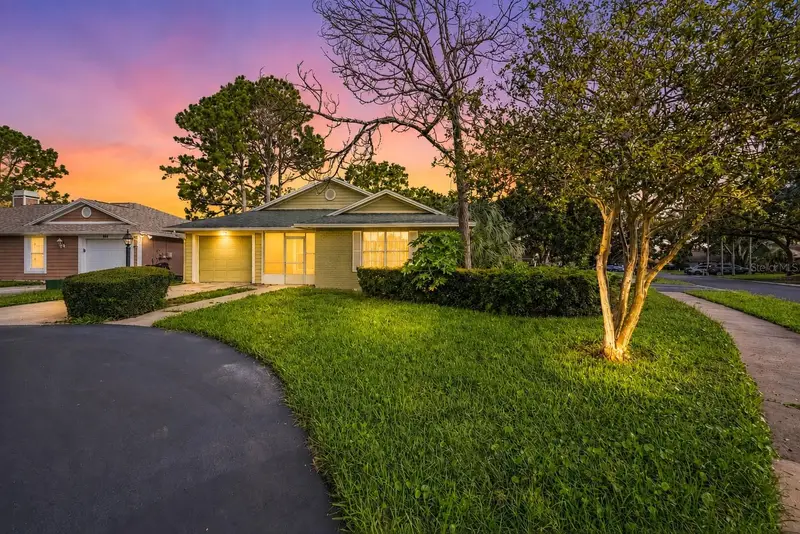 888 Franklin Cir, FL