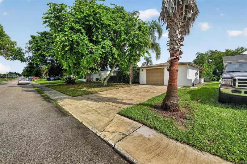 5612 Mockingbird Dr, FL