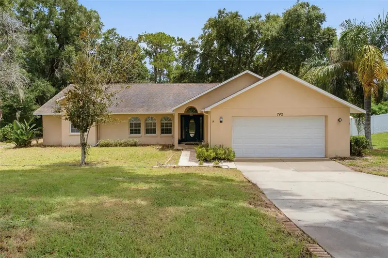 742 Woodview Dr, FL