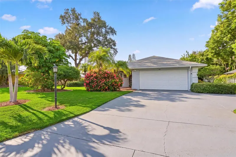 811 Alderwood Way, FL