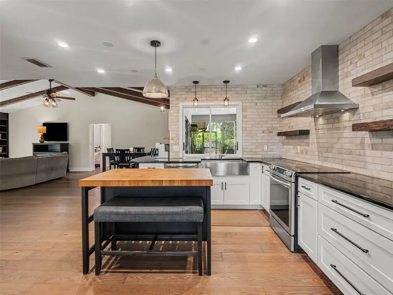 3911 Country View Cir, FL