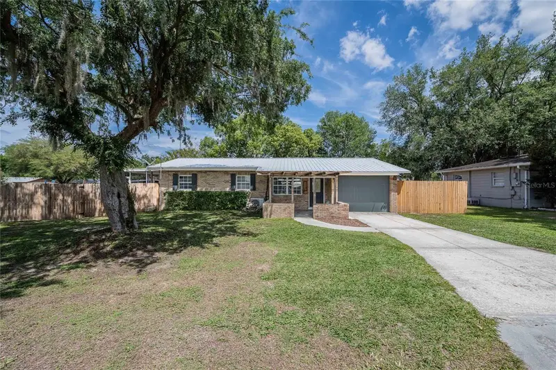 218 Maple Ln, FL