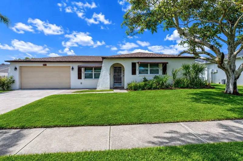 8811 Martinique Ln, FL