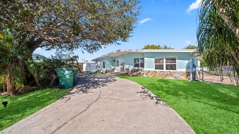 170 Poinsettia Cir Ne, FL