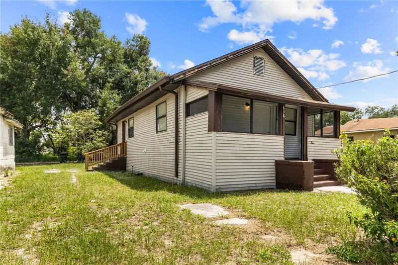 638 W 8th St, FL