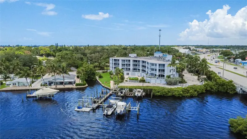 516 Tamiami Trl S #306, FL