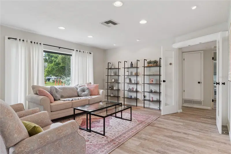 106 S Lakewood Cir, FL