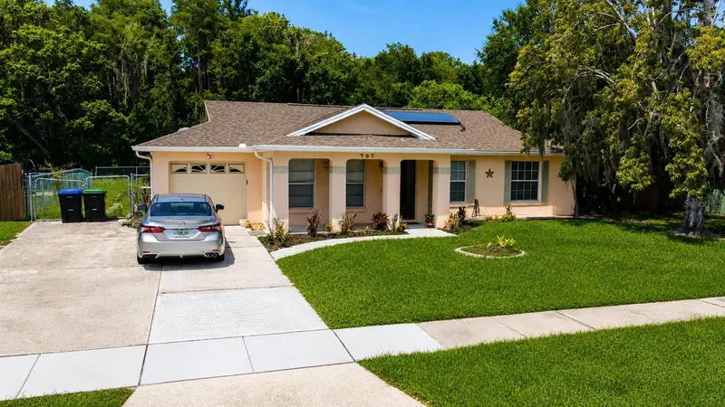 707 Iowa Woods Cir E, FL