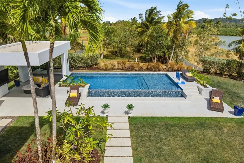 17 The Enclave, PR