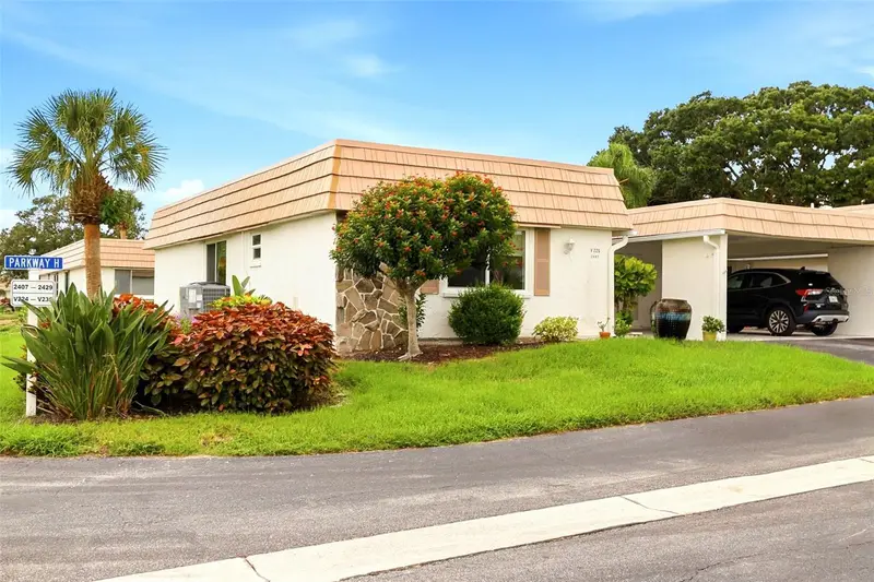 2407 Riverbluff Pkwy #V-226, FL