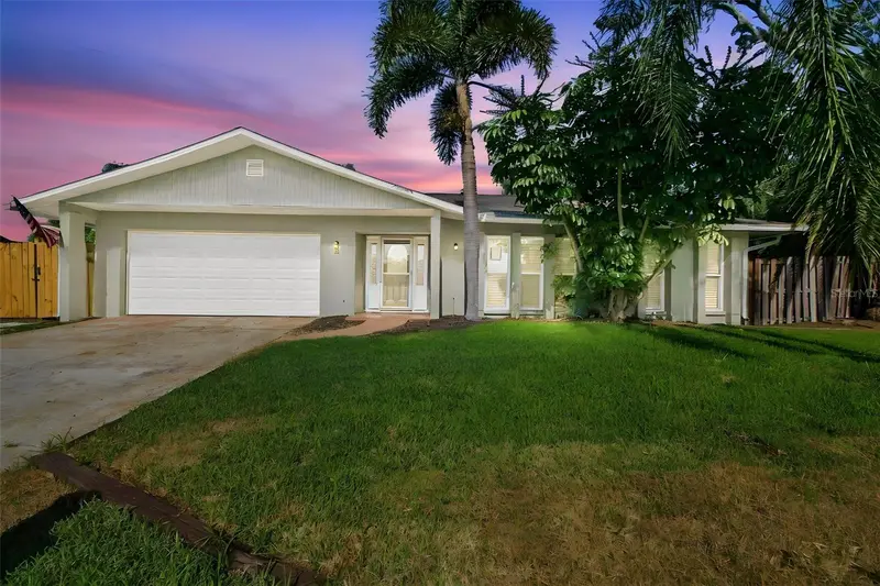 527 Wayfarer Dr, FL