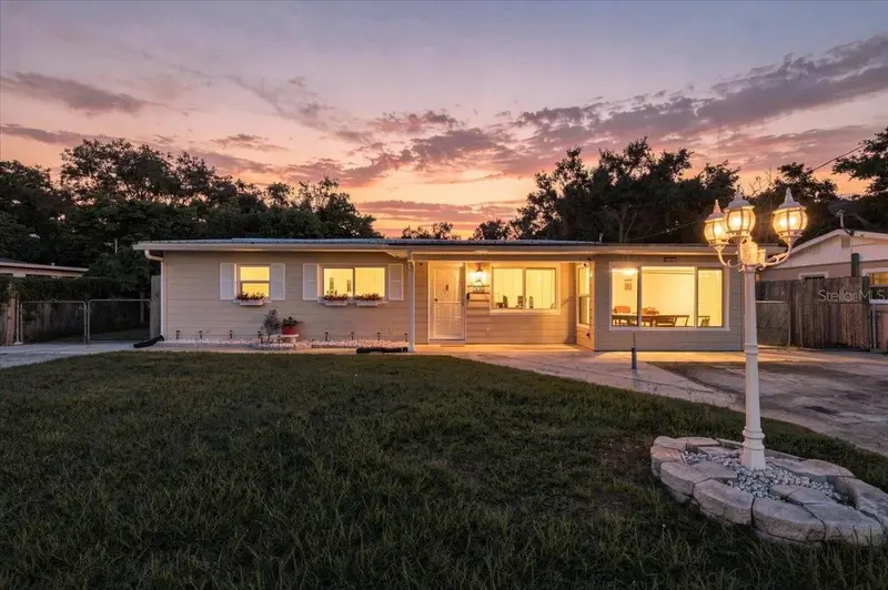 122 W Collins St, FL