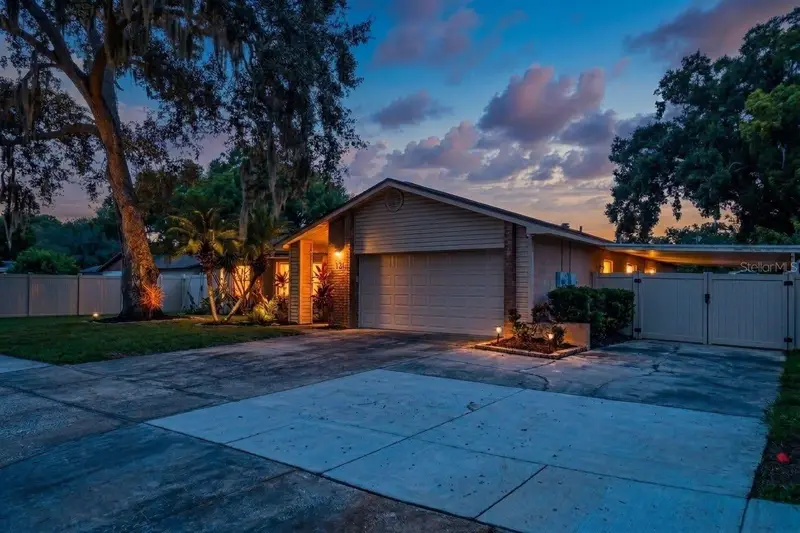 613 Pine Forest Dr, FL