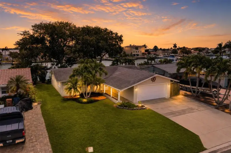 541 Lillian Dr, FL