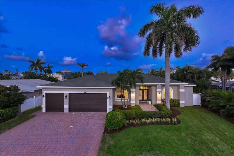 373 4th Ave N, FL