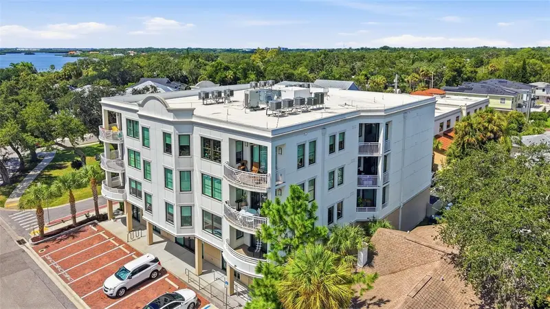 231 2nd St S #202, FL