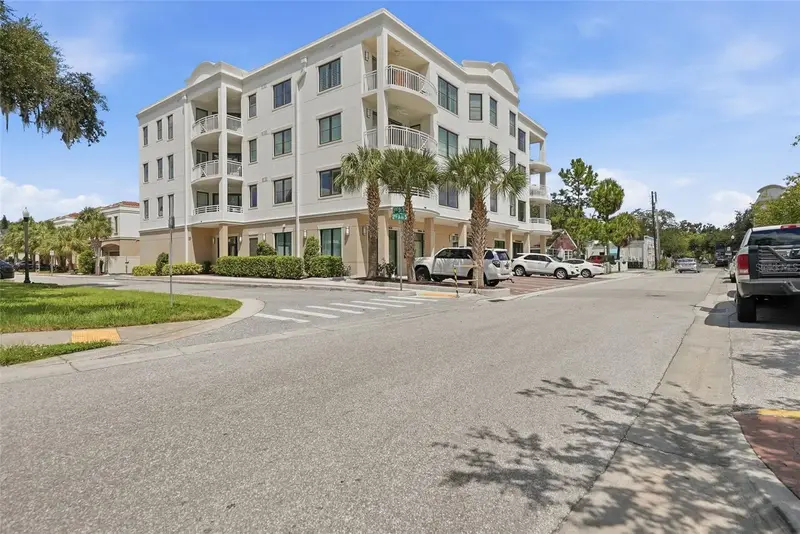 231 2nd St S #202, FL