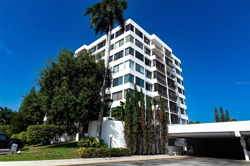 1500 Presidential Way #401, FL