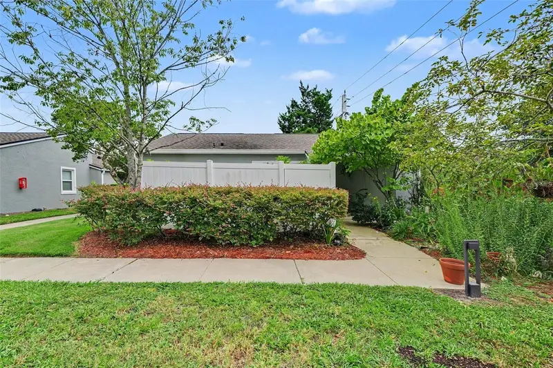 102 Dorchester Sq, FL