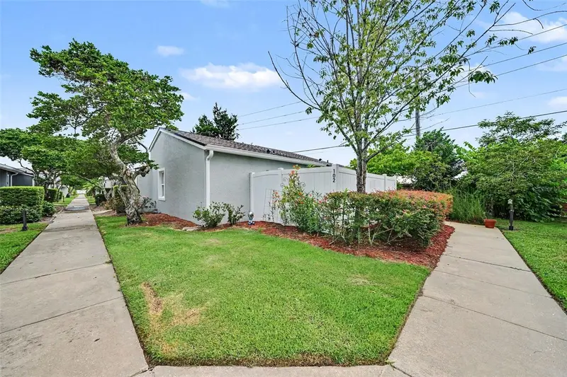 102 Dorchester Sq, FL