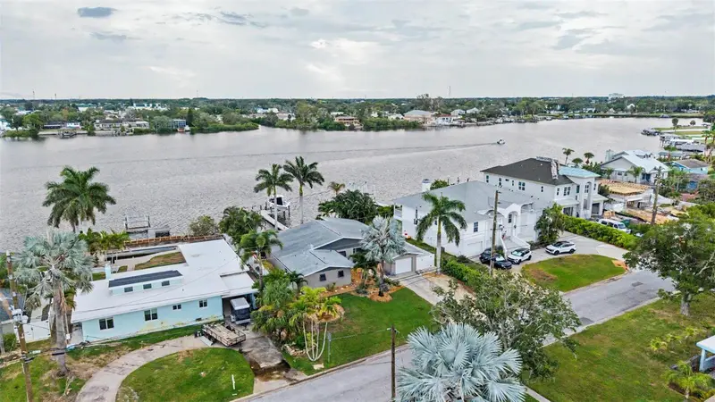 704 Bayshore Dr, FL