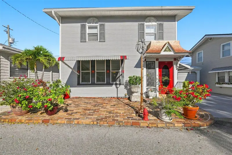 10 Plaza St E, FL
