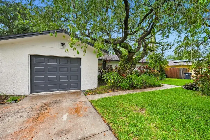 817 Ambassador Loop, FL