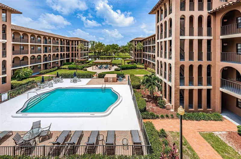 6100 Gulfport Blvd S #405, FL