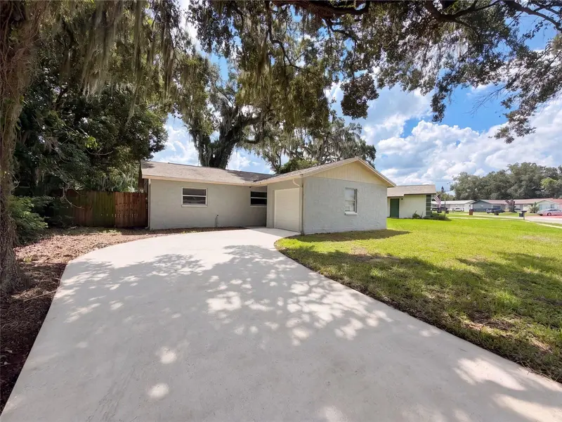 121 Inwood Cir, FL