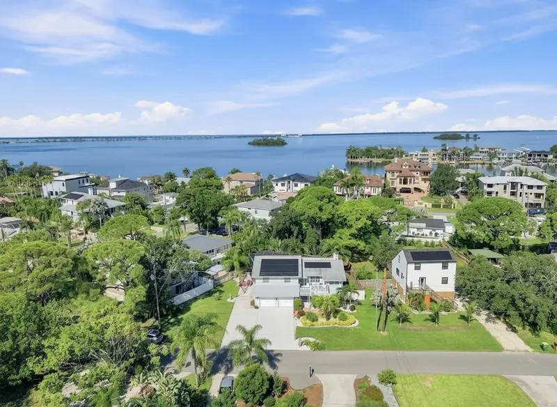 201 Lagoon Dr, FL