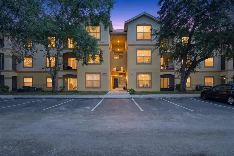 5608 Pinnacle Heights Cir #305, FL