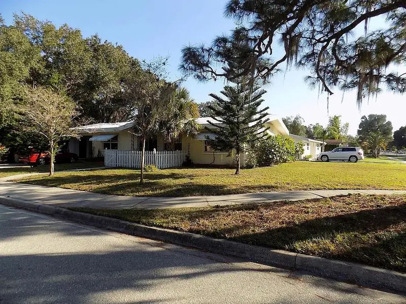 2695 S East Ave, FL