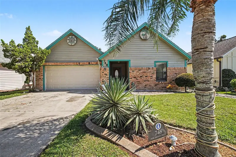 748 Pine Shores Cir, FL