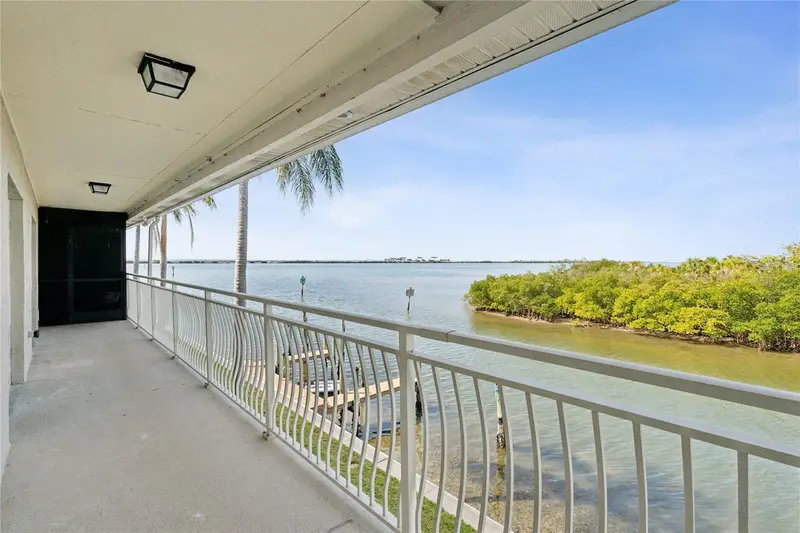 8829 Bay Pointe Dr #206, FL