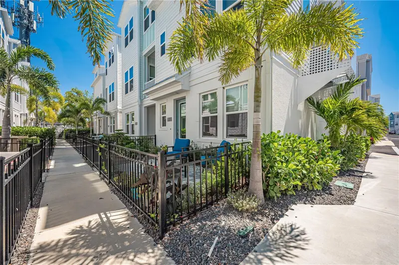 2400 Ezzell Ct, FL