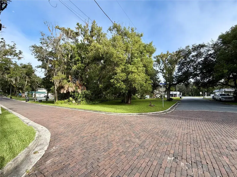 E Liberty St, FL
