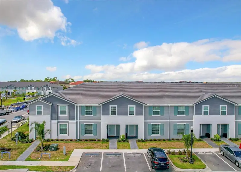 7108 Oakmoss Loop, FL