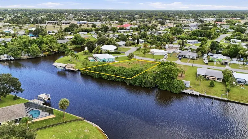 213 Waterway Cir Ne, FL