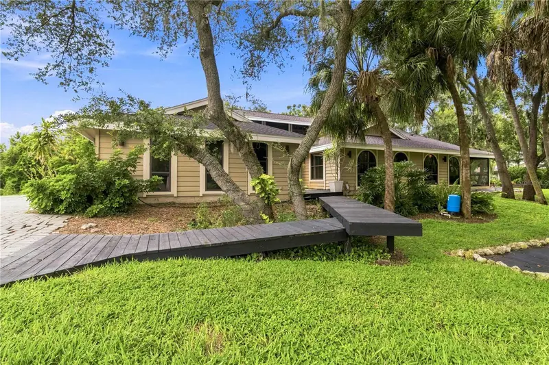902 Drakeswood Ct, FL