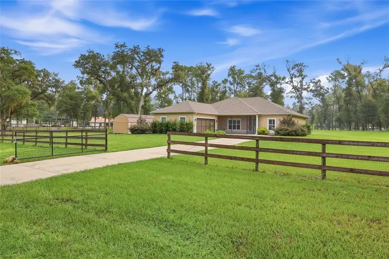 16 Lakeside Dr, FL
