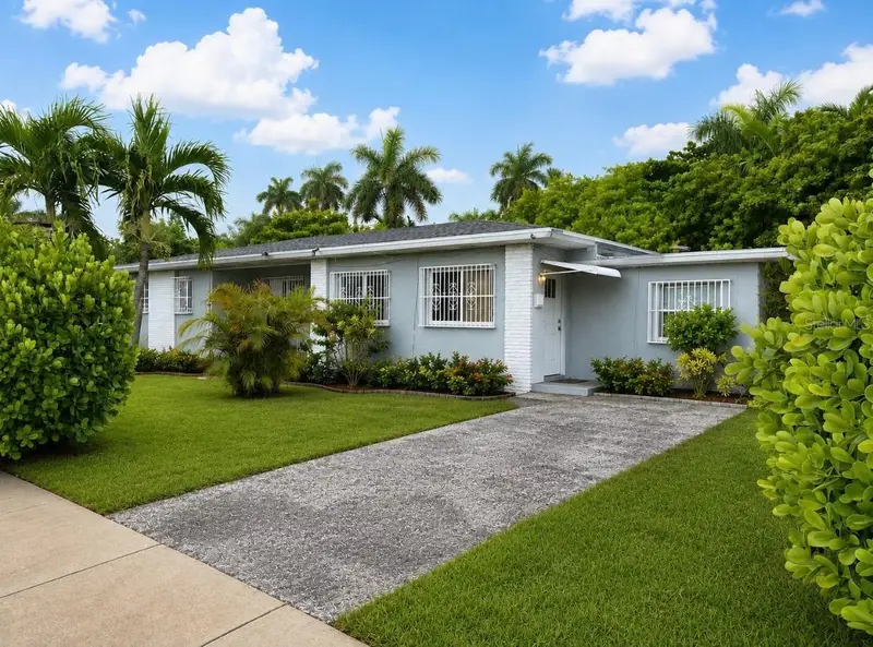 8230 N Bayshore Dr, FL
